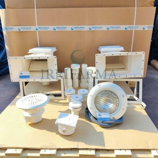 Dettaglio faro kit piscina interrata circolazione per piscine in cemento armato e casseri a 2 Skimmer irrifarma.it