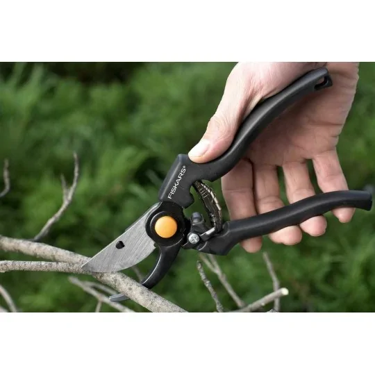 Esempio di applicazione Forbici per potare professionale Fiskars Garden Pro P90 irrifarma.it